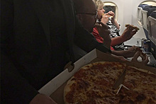 Пилот заказал пиццу голодным пассажирам