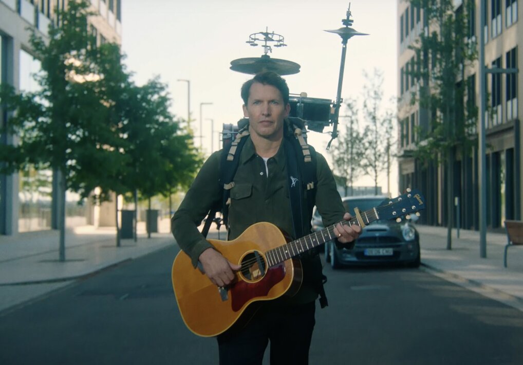 Лэривейн. Клип неуправляемый музыка. Крутой клип на песню Unstoppable.