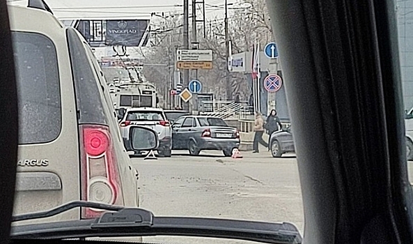 В Волгограде на границе двух районов образовалась пробка