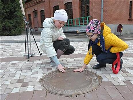 В усадьбе Клодта установили дореволюционную крышку люка