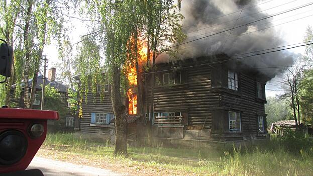 «Рендж Ровер» и нежилой дом подожгли на Вологодчине