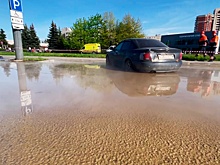 Водитель оказался в кипятке, спасая авто при аварии в Петербурге