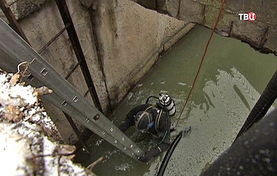 Московские водолазы прочистили речку Котловку