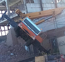 В Тольятти на Коммунальной автокран упал и проломил крышу здания