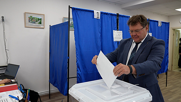 Глава Семеновского округа Александр Песков выбрал голосование на избирательном участке