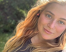 Жизнь в седле, огромная папина яхта и золотые кудри: изучаем Instagram 24-летней дочери миллиардера Абрамовича Софьи