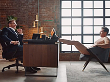 Голый Хью Джекман потерся задом о кресло в рекламе ботинок