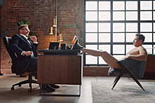 Голый Хью Джекман потерся задом о кресло в рекламе ботинок