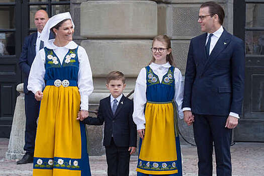 Шведская королевская семья появилась на публике в народных костюмах
