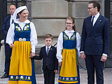Шведская королевская семья появилась на публике в народных костюмах