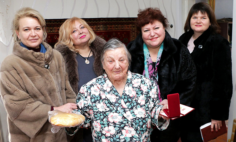   Чиновницы горсовета Керчи и депутаты местного парламента поздравили 11 блокадников батоном хлеба.