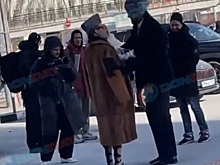 На вокзале в Ростове Лавандовый Раф встретил Ксению Собчак с лучезарной улыбкой и букетом цветов