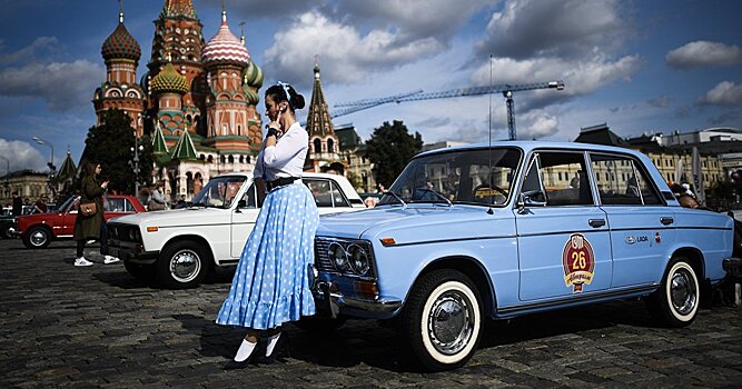 Daily Mail (Великобритания): Заводите моторы! По случаю 50-летия «Лады» автолюбители в ретро костюмах заполонили московские улицы