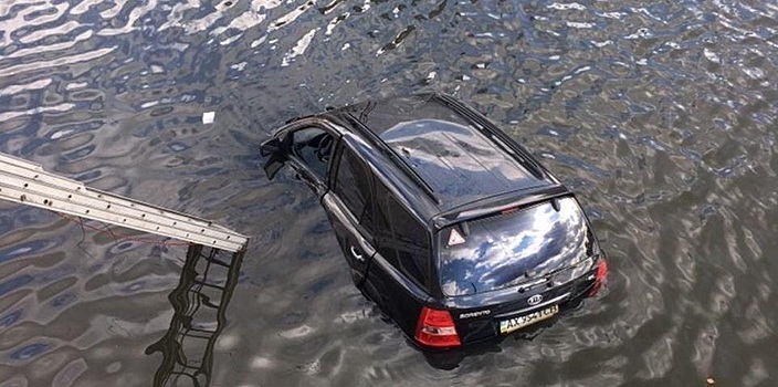 В Харькове девушка упала на машине в реку, спасая кошку