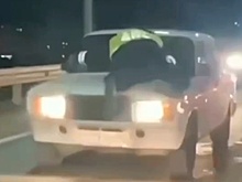 Прокатил на капоте: инцидент с водителем и полицейским в Дербенте попал на видео