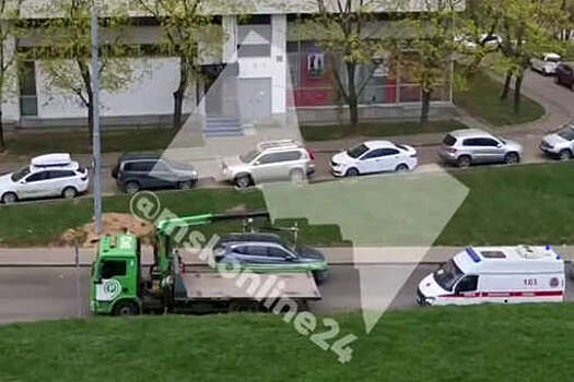 В Москве эвакуаторщик заблокировал проезд спешившей к пациенту скорой