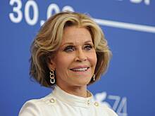 Джейн Фонда восхитила фигурой в полупрозрачном платье