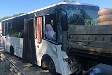 Автобус столкнулся с грузовиком в Краснодарском крае, пострадали 17 человек