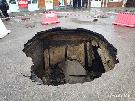 Подвал исторической постройки обнаружили под дорожным провалом в Городце