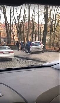 На проспекте Мира иномарка врезалась в забор