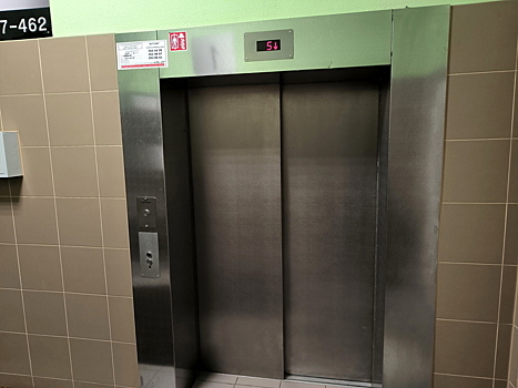 В Каспийске лифт с детьми застрял на седьмом этаже премиальной новостройки