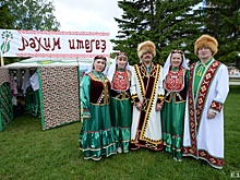 Плов в казане и корзины чак-чака: в парке Маяковского отметили Сабантуй