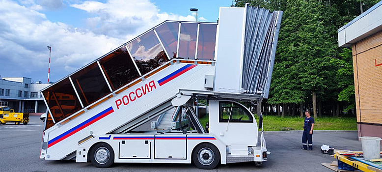 Миасский завод изготовил трапы с красными дорожками для аэропорта Москвы