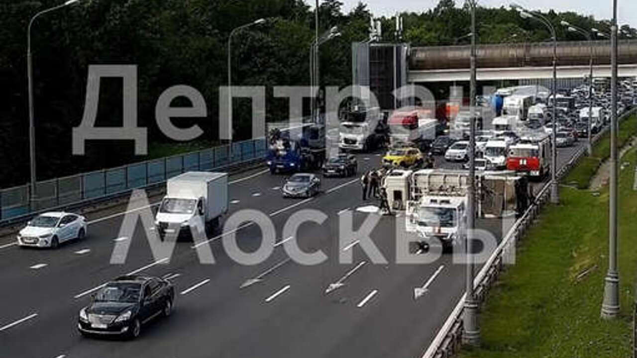 Дептранс: в Москве частично перекрыли МКАД из-за ДТП с грузовиком - Рамблер/ авто