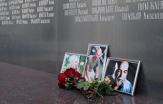 Москвичи несут цветы к Домжуру