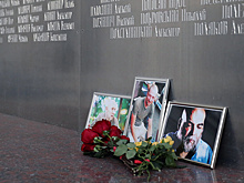 Москвичи несут цветы к Домжуру