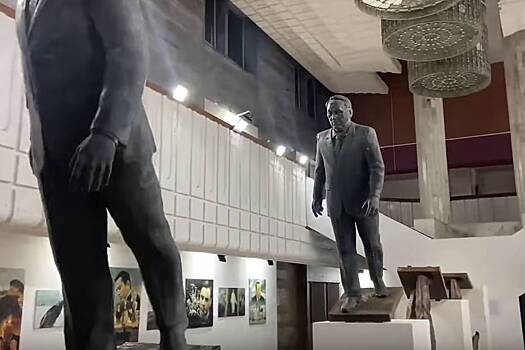 В Казахстане установили инсталляцию с падающим Назарбаевым