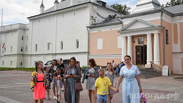 В Вологде для многодетных семей провели экскурсию по святым местам