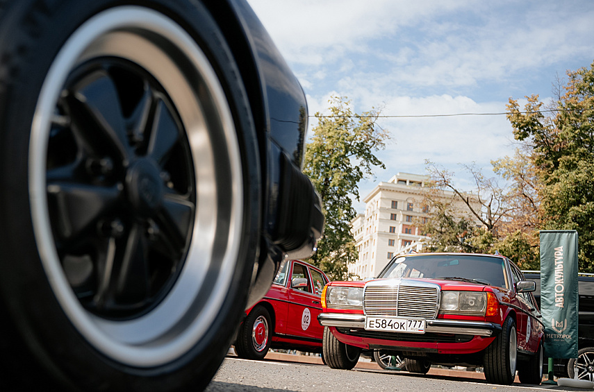Какая ретро-тусовка без Мерседеса W123? Эти стильные и выносливые машины — предки нынешнего Е-класса — в изобилии ввозили в Россию в начале 90-х. Модель выпускалась с 1975 по 1986 год и разошлась колоссальным тиражом в 2,7 миллиона экземпляров, но перед нами гораздо более редкий универсал S123 (их выпустили 199,5 тысячи).