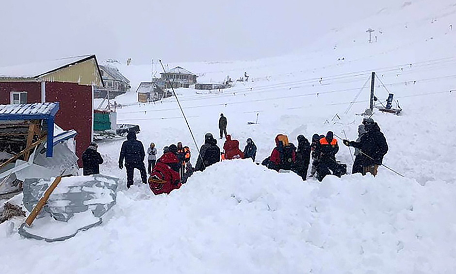 Под снежной лавиной, которая обрушилась на горнолыжную трассу в КЧР, могут находиться от четырех до 12 человек. Об этом со ссылкой на осведомленный источник пишет ТАСС. 
