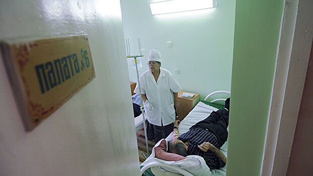 Жители новгородского поселка, в котором закрыли больницу, перекрыли трассу