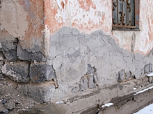 На севере Волгограда вандалы разрушают аварийную многоэтажку