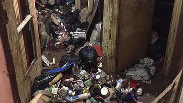 Житель Севастополя 15 лет собирал мусор в квартире
