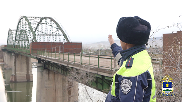В Бурятии полицейский спас юношу, намеревавшегося спрыгнуть с моста из-за расставания со своей девушкой