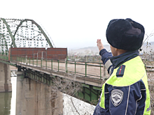 В Бурятии полицейский спас юношу, намеревавшегося спрыгнуть с моста из-за расставания со своей девушкой