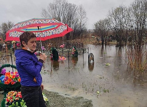 В Зее после прокурорской проверки начали осушать затопленное кладбище