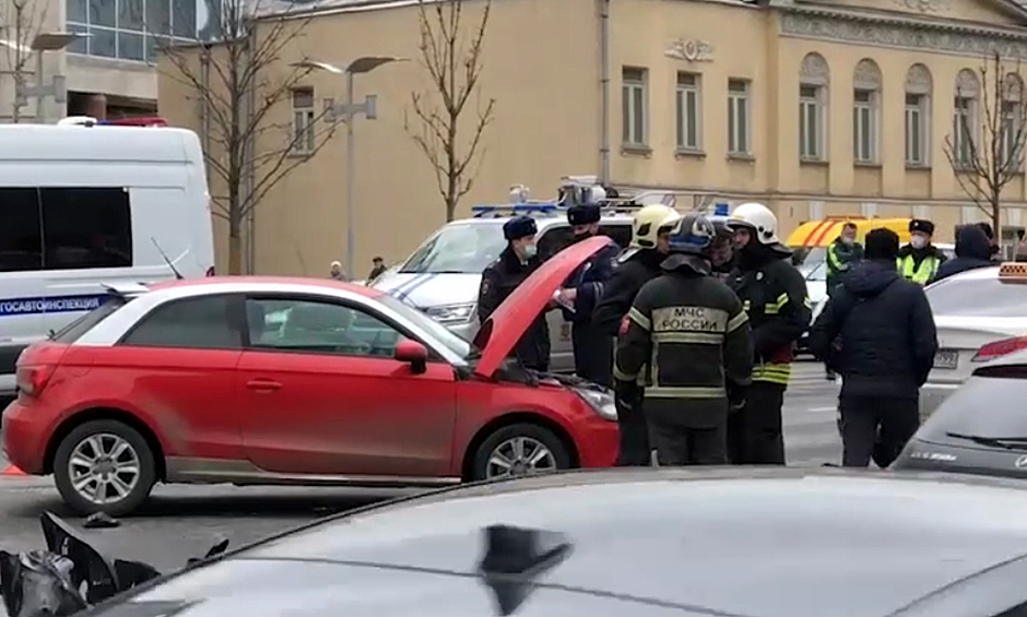 На месте происшествия в настоящий момент находятся сотрудники правоохранительных органов и экстренных служб.