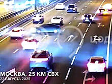 В Москве на СВХ на видео попало, как легковушка разбила проезжающие авто