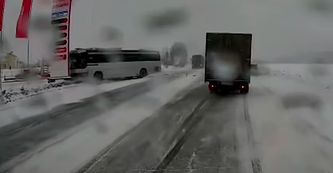 Дорожное видео недели: женские разборки, пальба по машине и смертельный обгон на Серовском тракте
