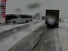 Дорожное видео недели: женские разборки, пальба по машине и смертельный обгон на Серовском тракте