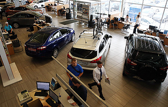 На учет в салоне. Почему регистрация автомобиля у дилера не получила популярности