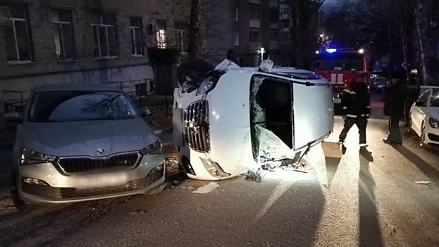 В Саратове водитель «Лифана» въехал в припаркованную иномарку и погиб