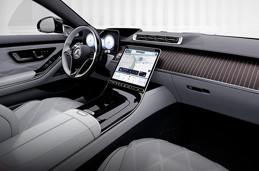 В интерьере — белая кожа на креслах, дверях, центральной консоли и тоннеле. Панель под дисплеем мультимедиасистемы также снабжена маленькими эмблемами, а ключ покрыли тёмно-розовым золотом.