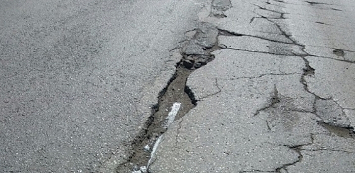 В Омске нанесли дорожную разметку на Менделеева прямо на ямы