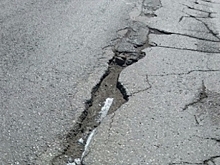 В Омске нанесли дорожную разметку на Менделеева прямо на ямы