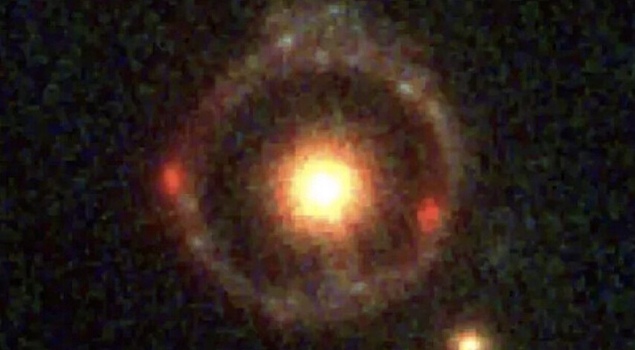 Внутри кольца Эйнштейна нашли древнюю сверхплотную галактику